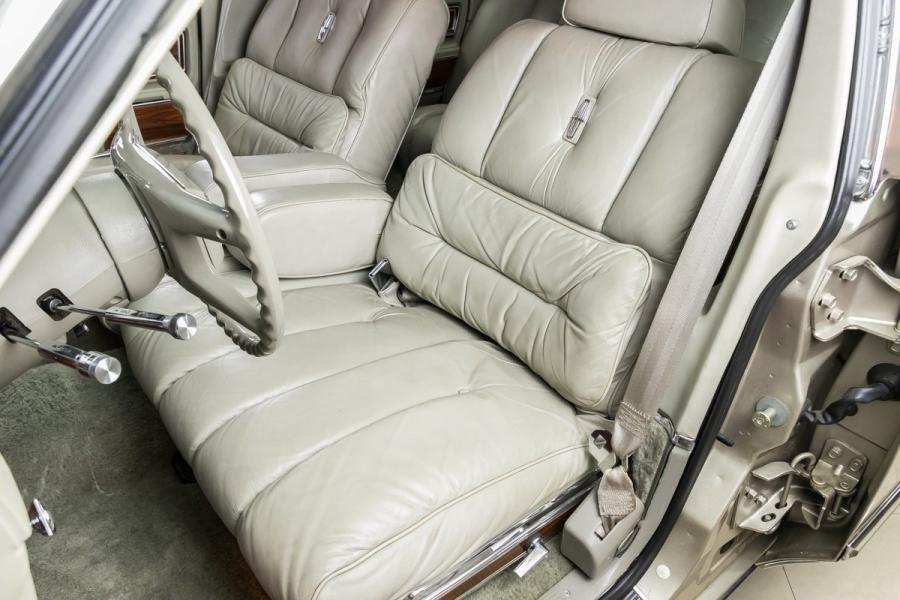 Интерьер Lincoln Continental Mark VI Sedan 1980 года  (фото 55 из 111)